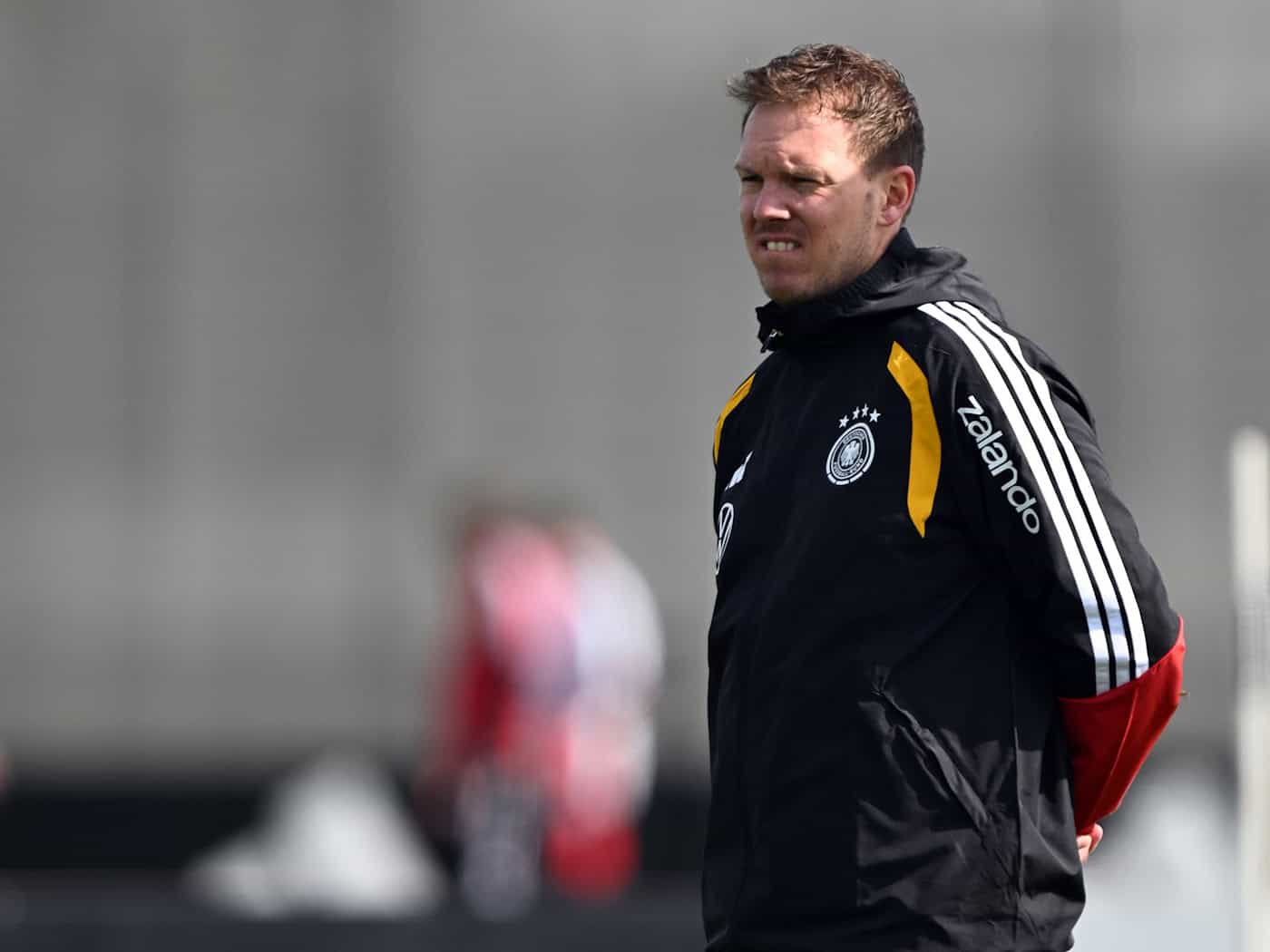 Julian Nagelsmann beobachtet das Training der Nationalmannschaft.  / Foto: Federico Gambarini/dpa