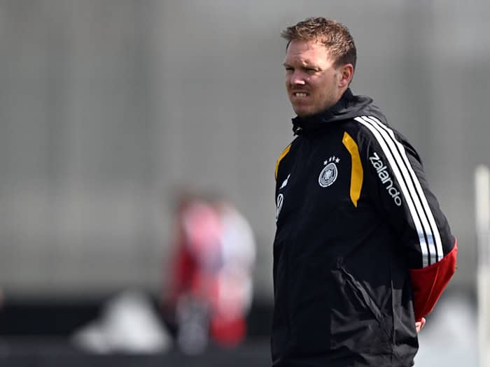 Julian Nagelsmann beobachtet das Training der Nationalmannschaft.  / Foto: Federico Gambarini/dpa