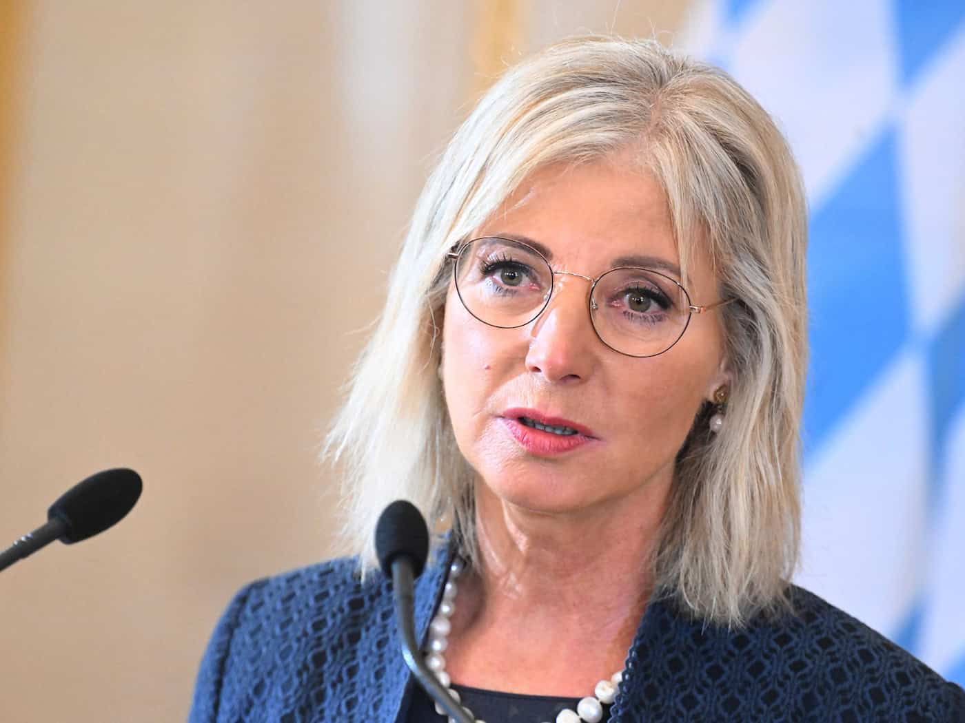 Sozialministerin Ulrike Scharf (CSU) spricht sich gegen ein Social-Media-Verbot für Kinder und Jugendliche aus. (Archivbild) / Foto: Felix Hörhager/dpa