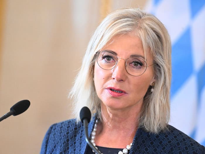 Sozialministerin Ulrike Scharf (CSU) spricht sich gegen ein Social-Media-Verbot für Kinder und Jugendliche aus. (Archivbild) / Foto: Felix Hörhager/dpa