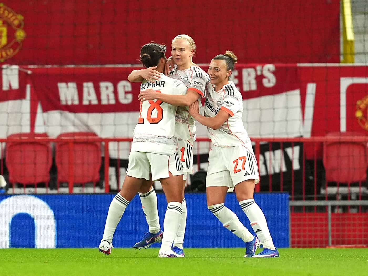 Pernille Harder (M) trifft für den FC Bayern gleich zweimal in Manchester. / Foto: Martin Rickett/PA Wire/dpa