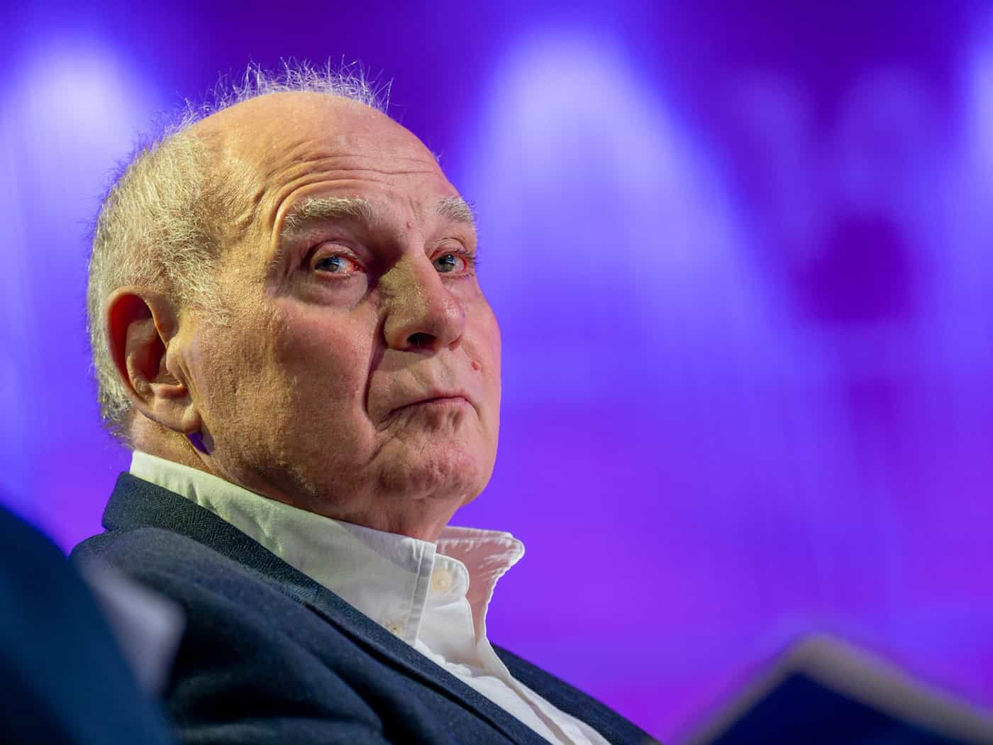 Bayerns Ehrenpräsident Uli Hoeneß rät dem Fußball-Bundesligisten Eintracht Frankfurt, seine Stars langfristig zu binden. (Archivbild) / Foto: Peter Kneffel/dpa