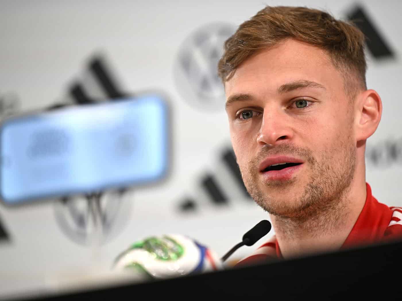 DFB-Kapitän Kimmich spricht bei der DFB-Pressekonferenz.  / Foto: Federico Gambarini/dpa
