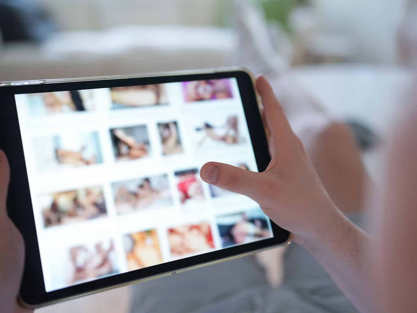 Im Landkreis Forchheim soll ein Mann pornografische Deepfakes von harmlosen Fotos von Frauen erstellt haben. Die Polizei ermittelt. (Symbolbild) / Foto: Marcus Brandt/dpa