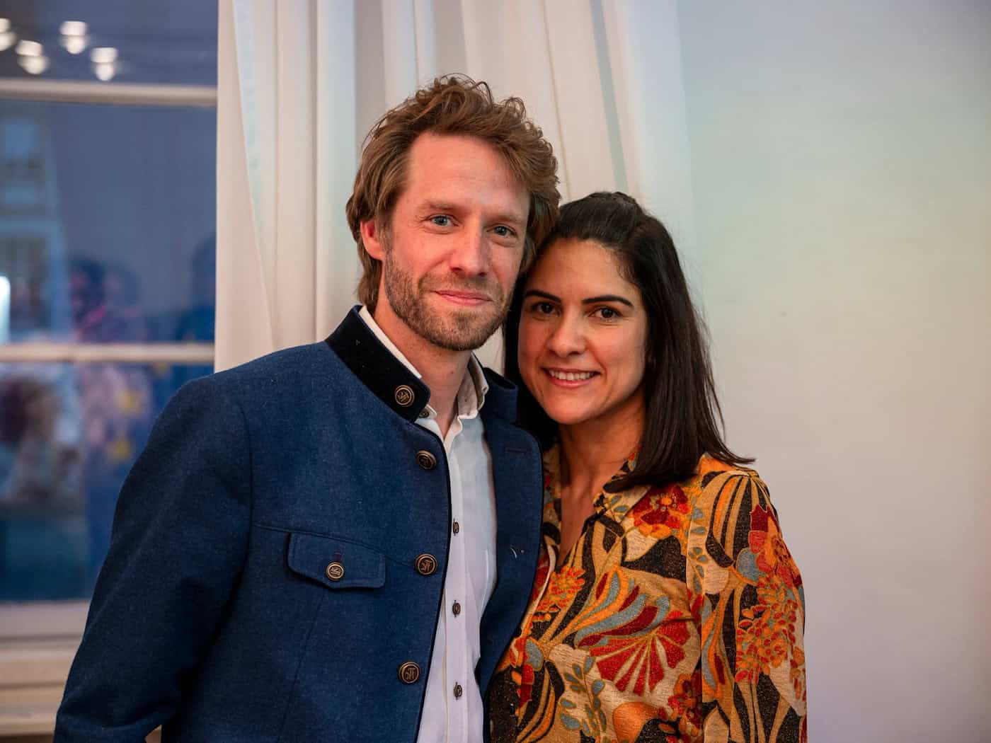 Sebastian Niedermaier (SPD) freut sich zusammen mit seiner Frau Andrielly über seinen Wahlsieg bei der Stichwahl des Oberbürgermeisters.  / Foto: Daniel Vogl/dpa