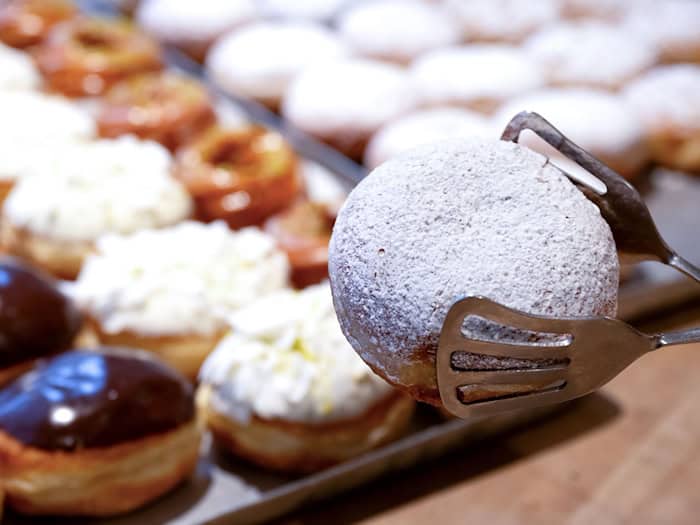 Krapfen in der Auslage der Münchner Biobäckerei Neulinger (Symbolbild) / Foto: Sven Hoppe/dpa
