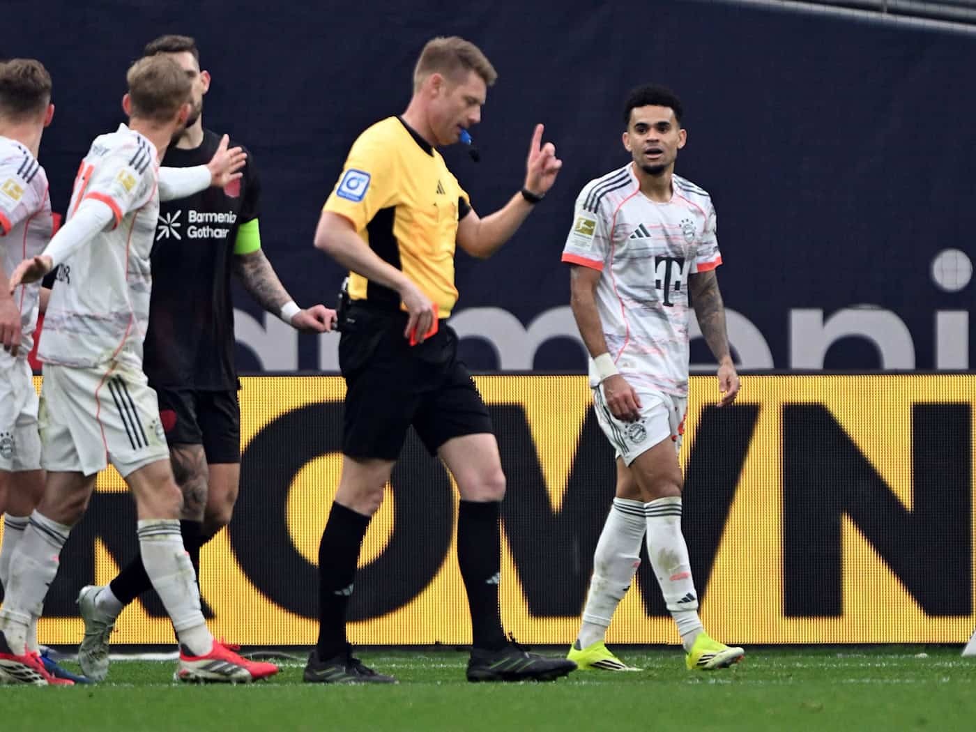 Bayern-Stürmer Luis Diaz bleibt nach seiner Gelb-Roten Karte für das nächste Spiel gesperrt. / Foto: Federico Gambarini/dpa