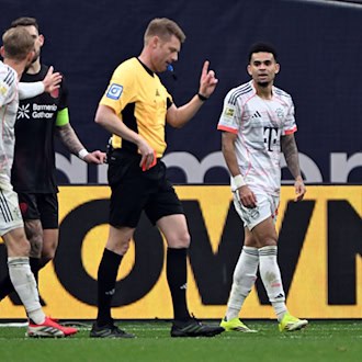 Bayern-Stürmer Luis Diaz bleibt nach seiner Gelb-Roten Karte für das nächste Spiel gesperrt. / Foto: Federico Gambarini/dpa