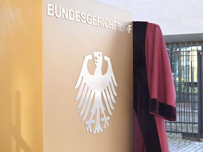 Die rote Robe ist seit Jahrzehnten Amtstracht an Deutschlands obersten Gerichtshöfen. / Foto: Uli Deck/dpa