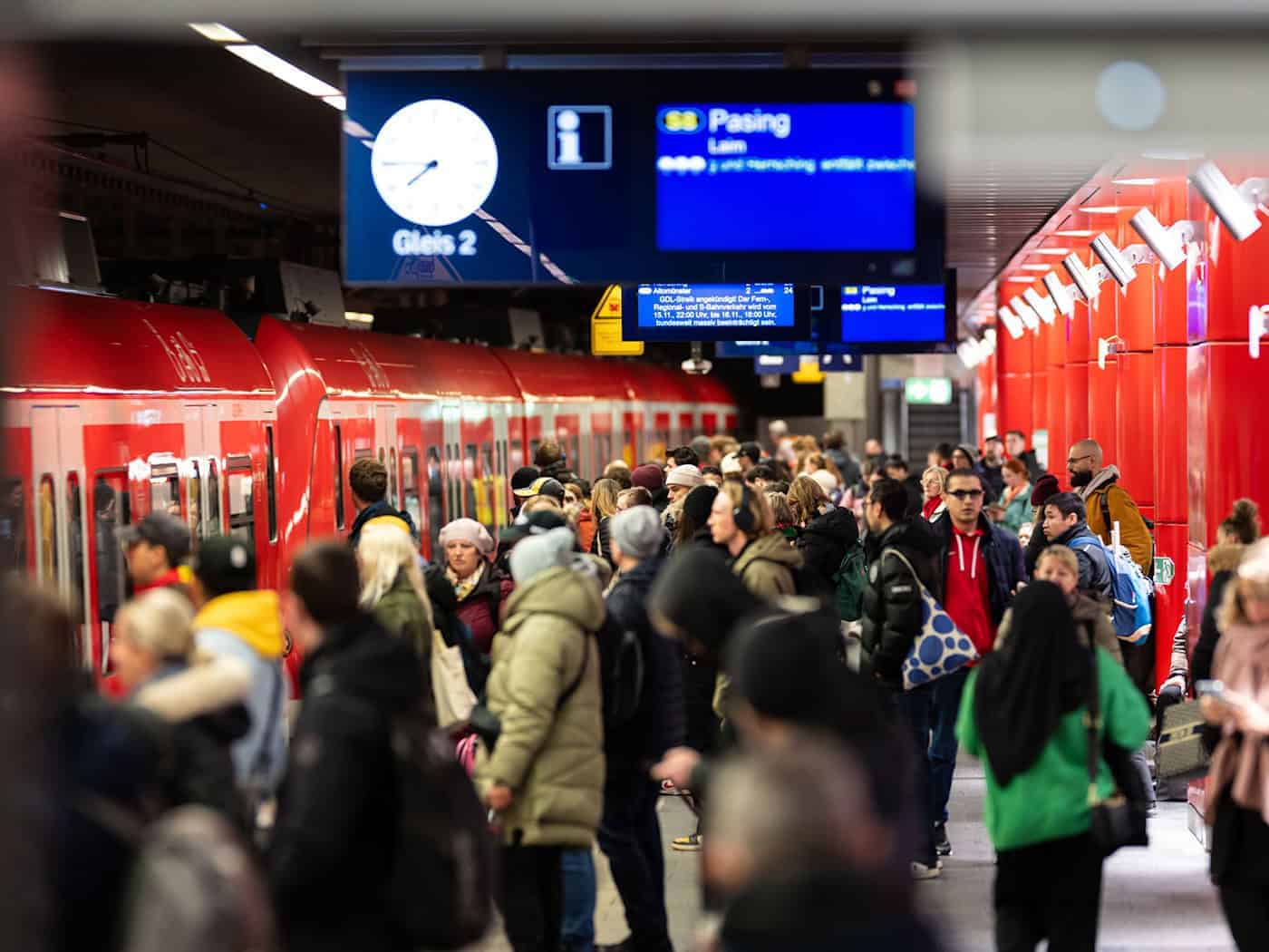 Auf der vielbefahrenen Münchner Stammstrecke gibt es rund um Ostern kein Durchkommen. (Archivbild) / Foto: Lukas Barth/dpa