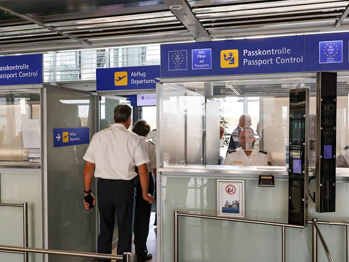 Mit dem Nürnberger Flughafen ist nun nach München und Memmingen auch der dritte internationale Airport in Bayern an das neue Ein- und Ausreise-Erfassungssystem angeschlossen.  / Foto: Daniel Löb/dpa