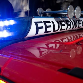 Die Feuerwehr löschte den Brand der drei Autos. (Symbolbild) / Foto: Sven Hoppe/dpa