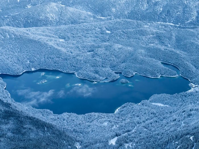 Der Eibsee ist im Winter oft zugefroren. (Symbolbild) / Foto: Peter Kneffel/dpa