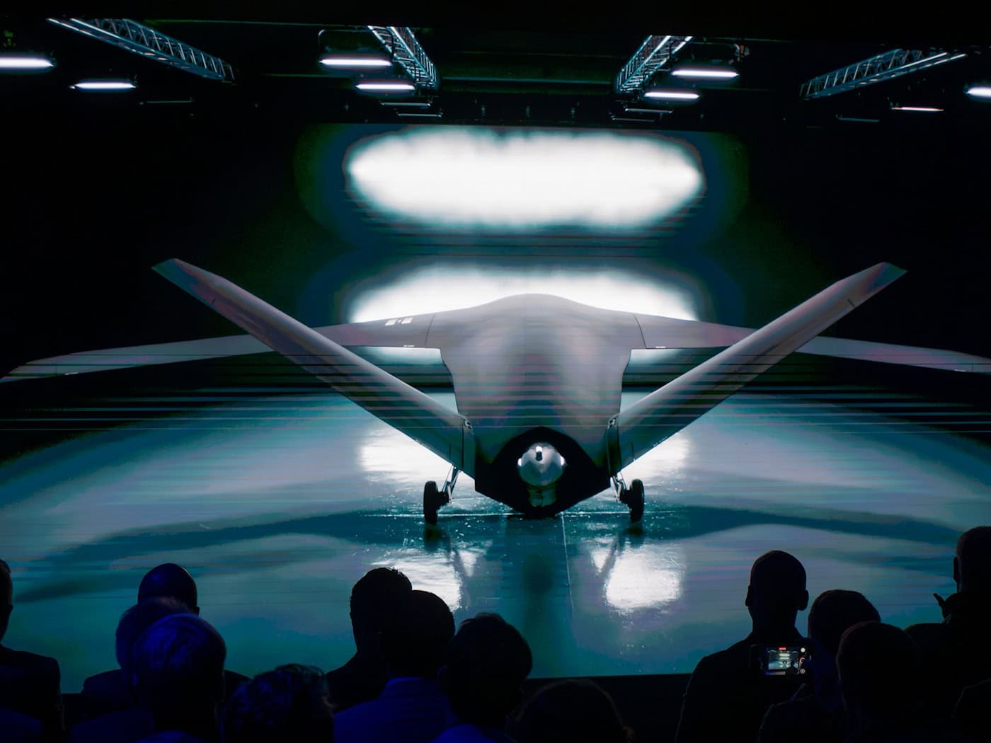 Der Drohnenhersteller Helsing will sich vergrößern und bereitet den Bau eines neuen Werks vor. Unter anderem will das Unternehmen innerhalb von vier Jahren ein KI-gesteuertes unbemanntes Kampfflugzeug entwickeln. (Archiv) / Foto: Peter Kneffel/dpa