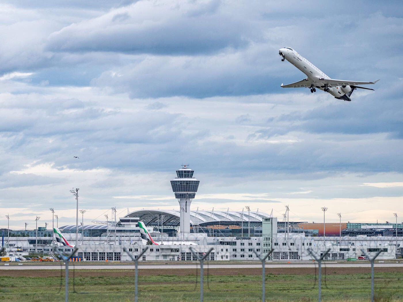 Am Flughafen in München wurden nach Beginn des Krieges in Nahost Dutzende Flüge in die Region gestrichen. (Archivbild) / Foto: Armin Weigel/dpa