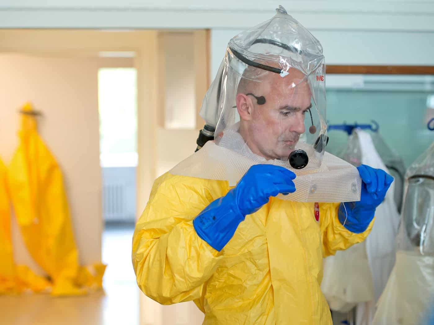 In Schutzanzügen arbeiten die Ärzte auf der Sonderisolierstation am Patienten. (Archivbild) / Foto: picture alliance / dpa