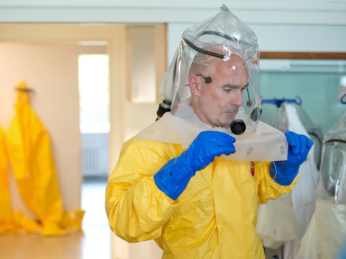 In Schutzanzügen arbeiten die Ärzte auf der Sonderisolierstation am Patienten. (Archivbild) / Foto: picture alliance / dpa