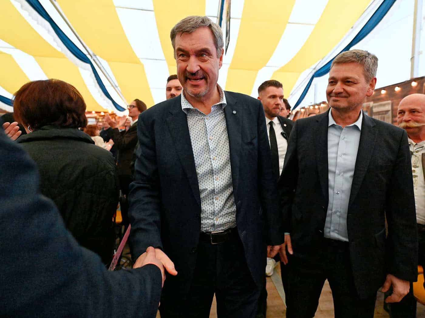 Söder (l, CSU) war nach Frankenthal gekommen, um im Landtagswahlkampf den CDU-Kandidaten Christian Baldauf (r) zu unterstützen.  / Foto: Uwe Anspach/dpa