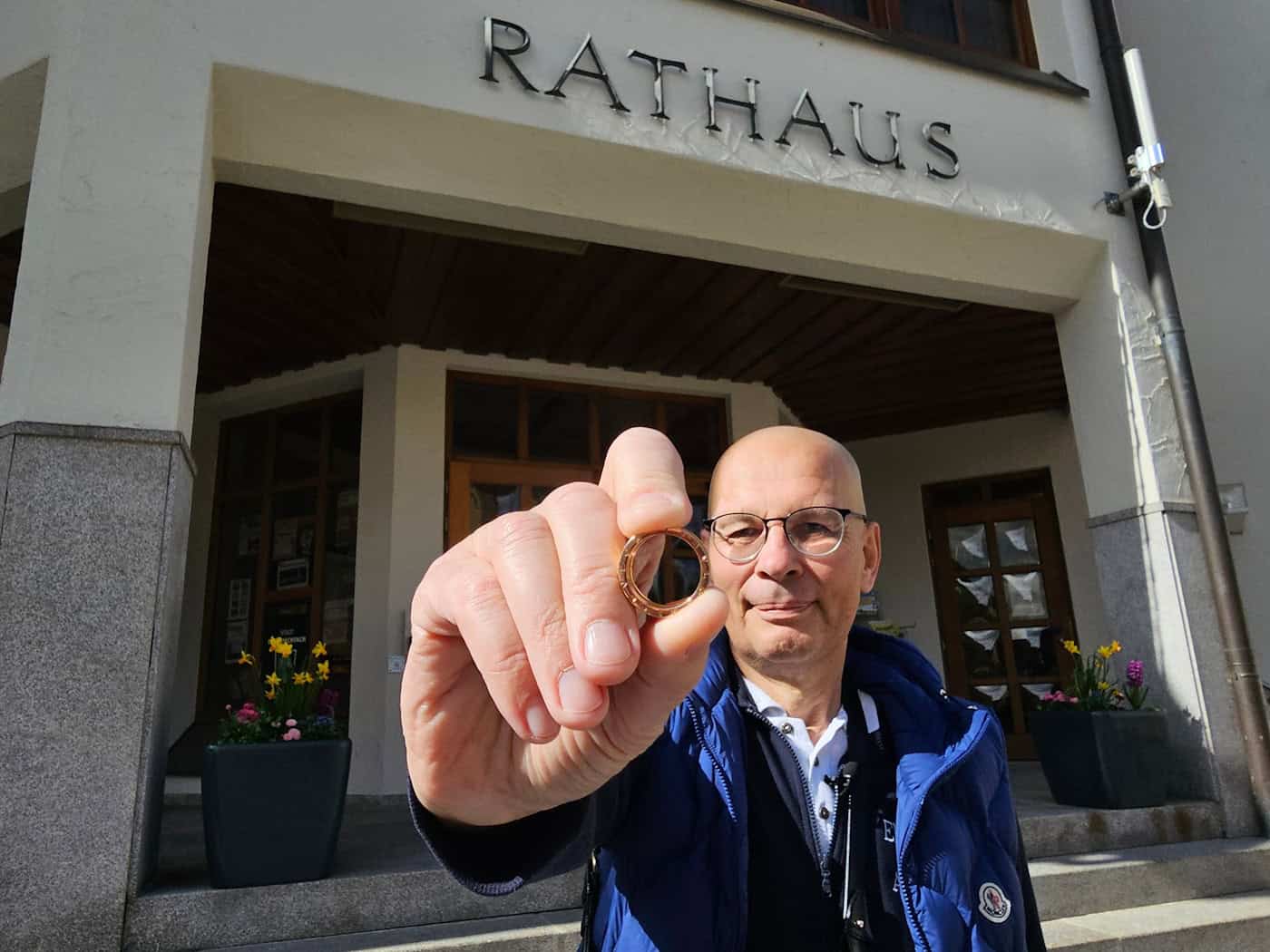 Ein Ehering ist nach einer kleinen Odyssee durch Nordbayern wieder bei seinem Berliner Besitzer angekommen.  / Foto: Mike Müller/dpa