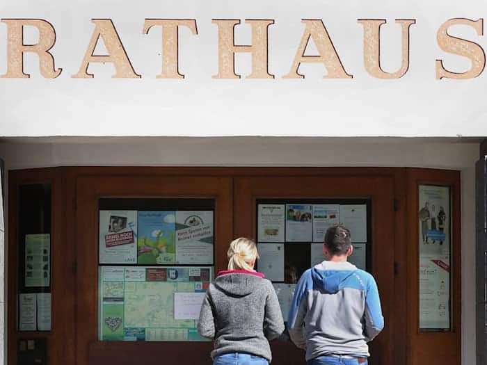 Vor allem in kleineren Gemeinden arbeiten ehrenamtliche Bürgermeister in den Rathäusern. (Symbolbild) / Foto: Karl-Josef Hildenbrand/dpa