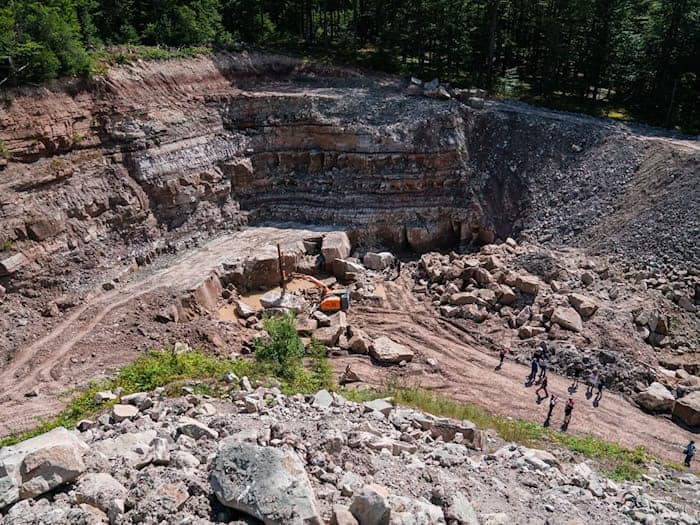 In diesem Steinbruch wurden 2021 die Funde gemacht, die nun ausgestellt werden. (Archivbild) / Foto: Nicolas Armer/dpa