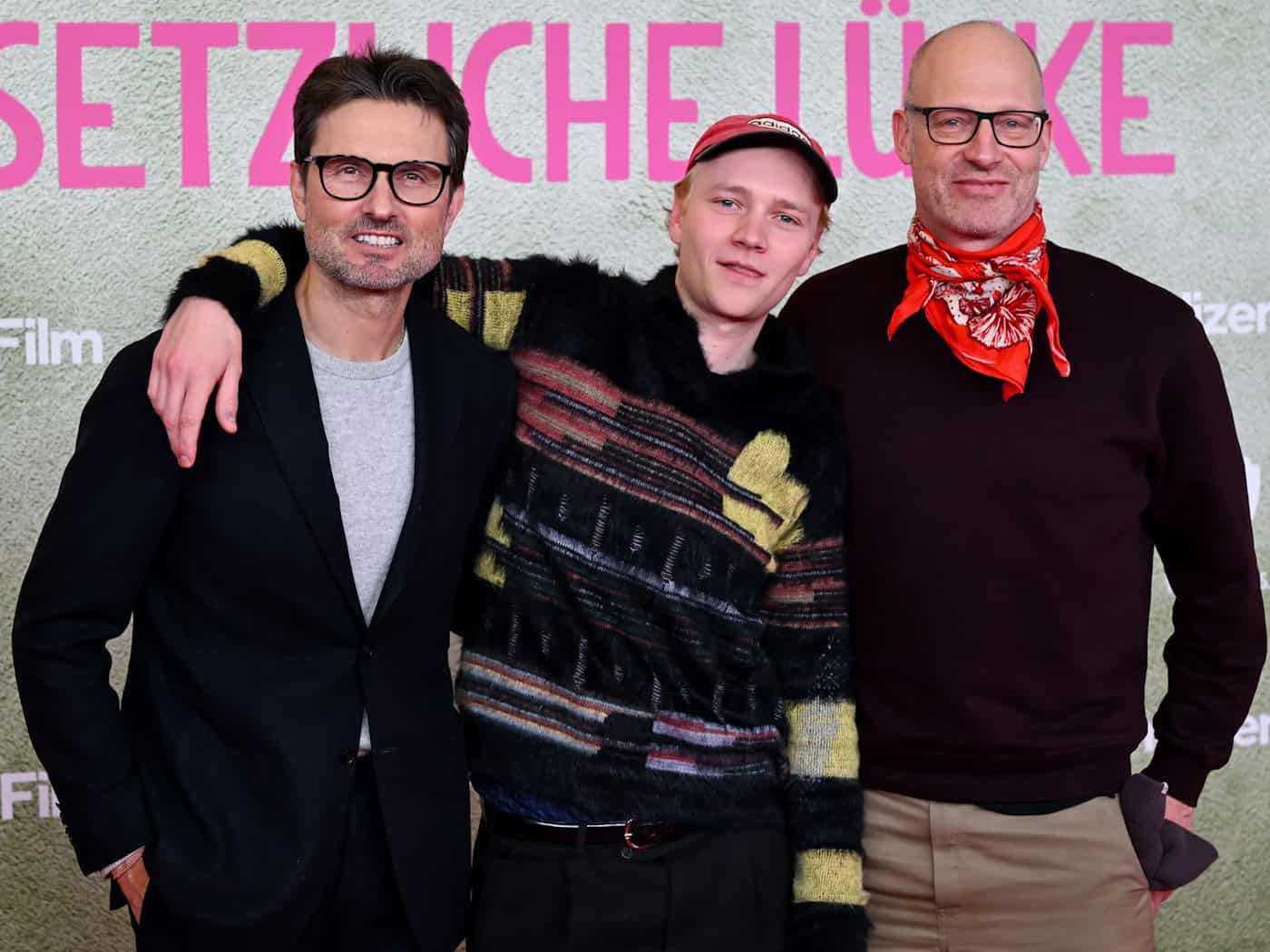 Eine Million Menschen haben die Tragikomödie mit Bruno Alexander (M) mittlerweile gesehen, die Simon Verhoeven (l) inszeniert hat nach einem Roman von Joachim Meyerhoff (r). (Archivbild) / Foto: Sven Hoppe/dpa