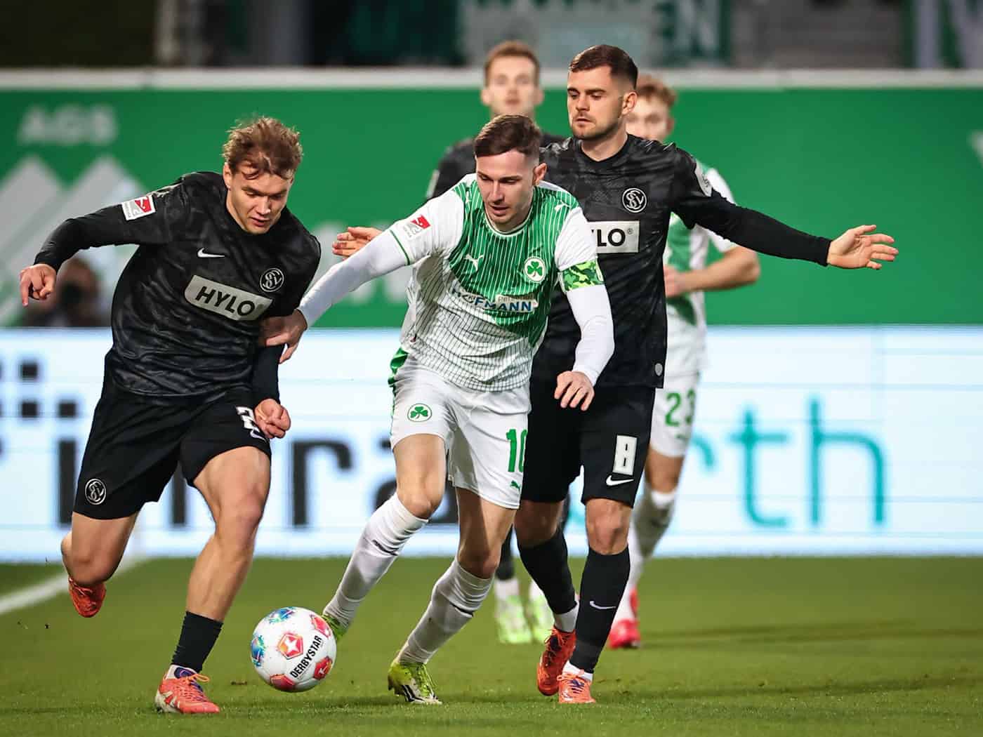 Fürth-Kapitän Branimir Hrgota (M) kehrte nach einem Infekt zurück ins Team. / Foto: Daniel Karmann/dpa