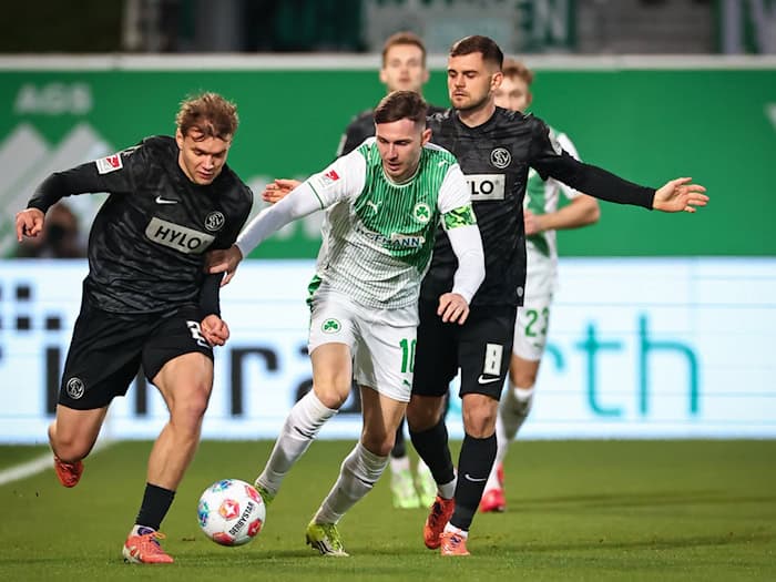 Fürth-Kapitän Branimir Hrgota (M) kehrte nach einem Infekt zurück ins Team. / Foto: Daniel Karmann/dpa