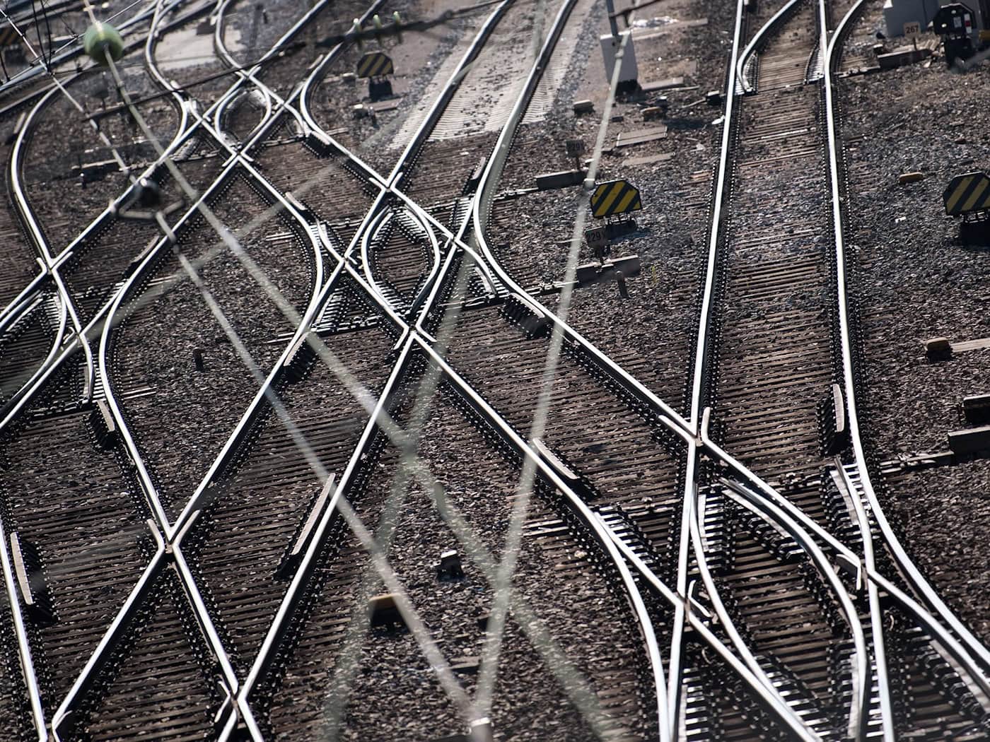 An einer Weiche sprangen zwei Güterwaggons aus den Gleisen. (Symbolbild) / Foto: Sven Hoppe/dpa