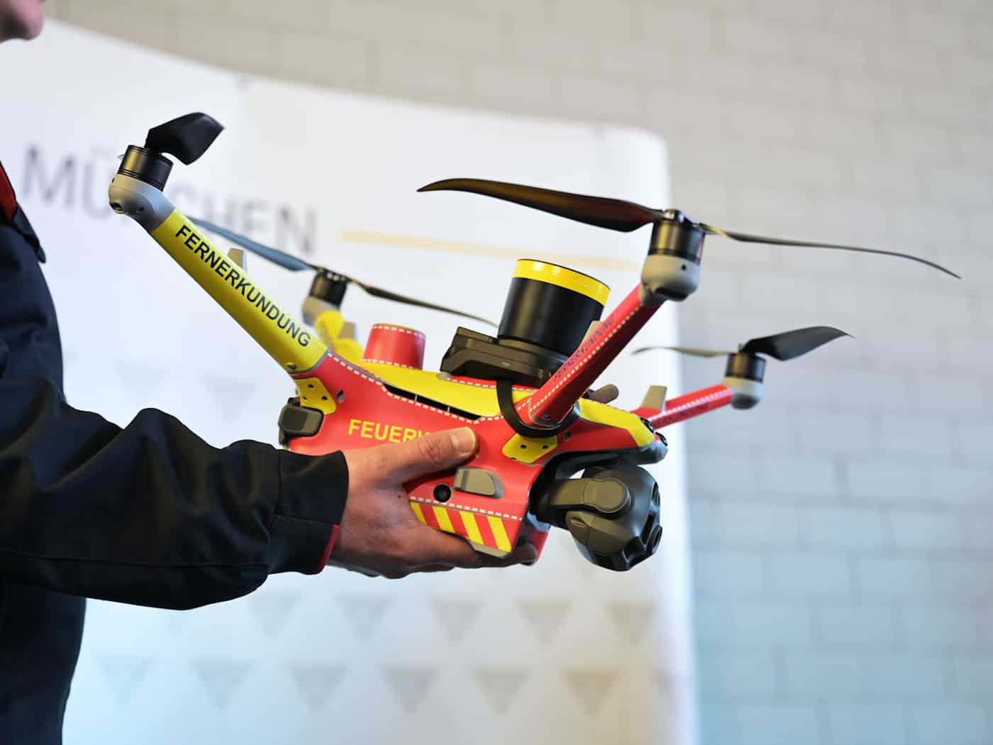 Die voll automatisierten Drohnen fliegen in einer Höhe von 100 bis 120 Metern über dem Einsatzort. / Foto: Malin Wunderlich/dpa