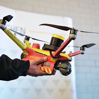 Die voll automatisierten Drohnen fliegen in einer Höhe von 100 bis 120 Metern über dem Einsatzort. / Foto: Malin Wunderlich/dpa