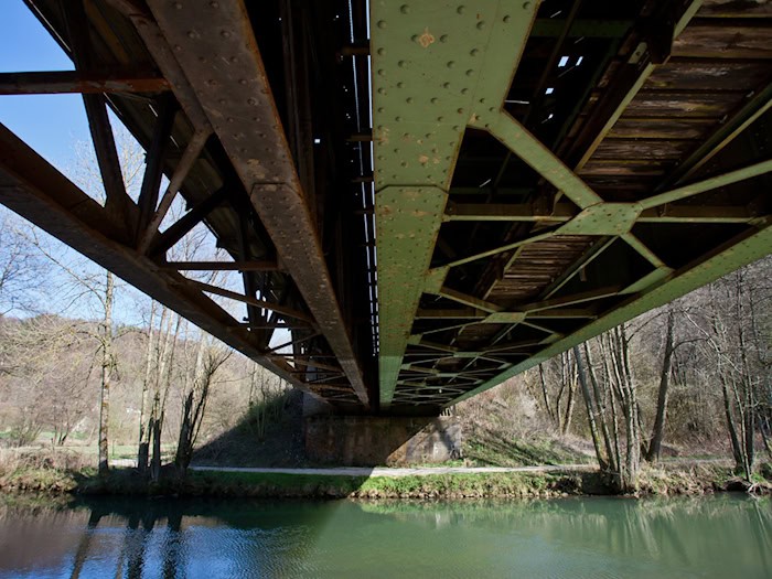 Nach der Stabilisierung von Brücken sollen im Mai wieder erste Züge rollen (Archivbild).  / Foto: Daniel Karmann/dpa