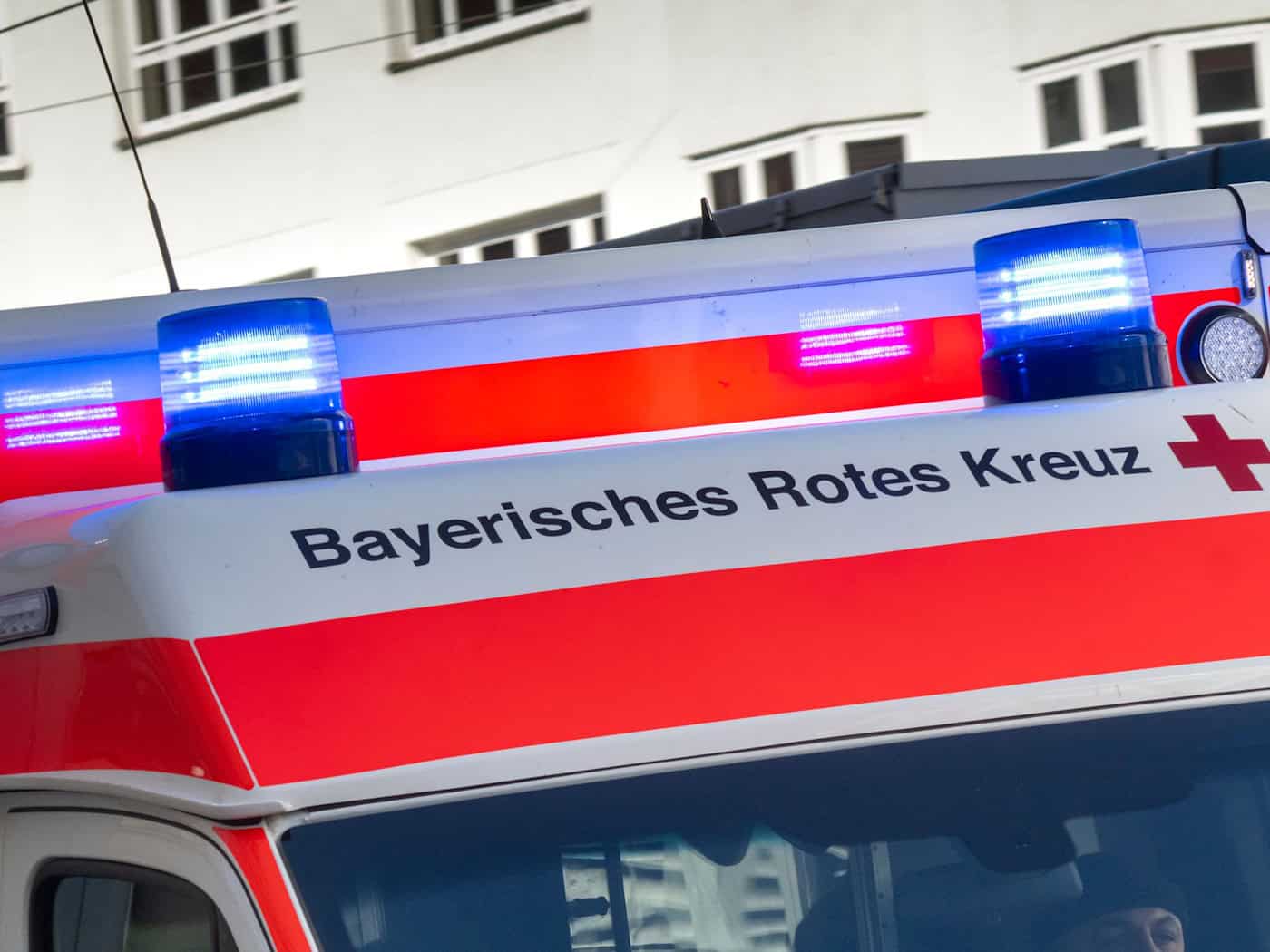 Der Rettungsdienst brachte den schwer verletzten Mann in ein Krankenhaus. (Symbolbild) / Foto: Peter Kneffel/dpa