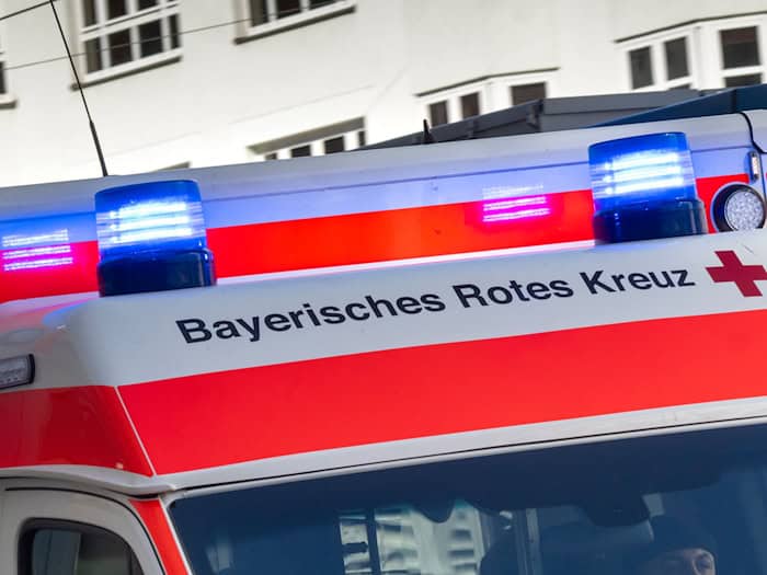 Der Rettungsdienst brachte den schwer verletzten Mann in ein Krankenhaus. (Symbolbild) / Foto: Peter Kneffel/dpa