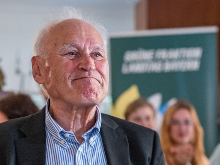 Der frühere CSU-Chef Erwin Huber hatte zuletzt gewisse Sympathien für grüne Politik-Ideen erkennen lassen - nun kritisiert er offen das Vorgehen des aktuellen Parteichefs Markus Söder. (Archivbild) / Foto: Armin Weigel/dpa