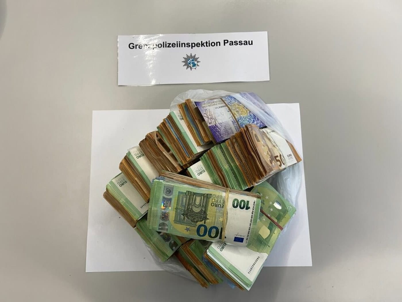 Die Beamten stellten die Geldscheine sicher.  / Foto: -/Polizepräsidium Niederbayern/dpa