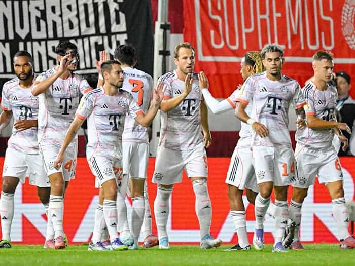 Harry Kane (M) und seine Münchner testen im Sommer beim SV Wehen Wiesbaden. (Archivbild) / Foto: Uwe Anspach/dpa