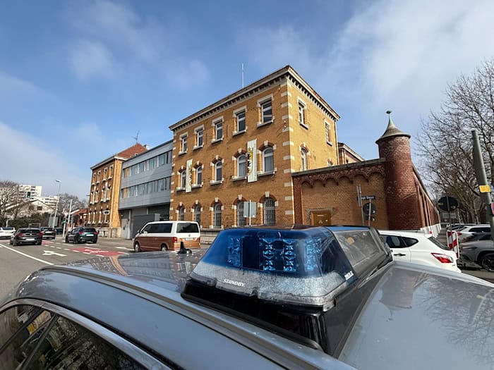 Die Polizei ermittelt zu den Hintergründen des Brandes.  / Foto: Nico Pointner/dpa