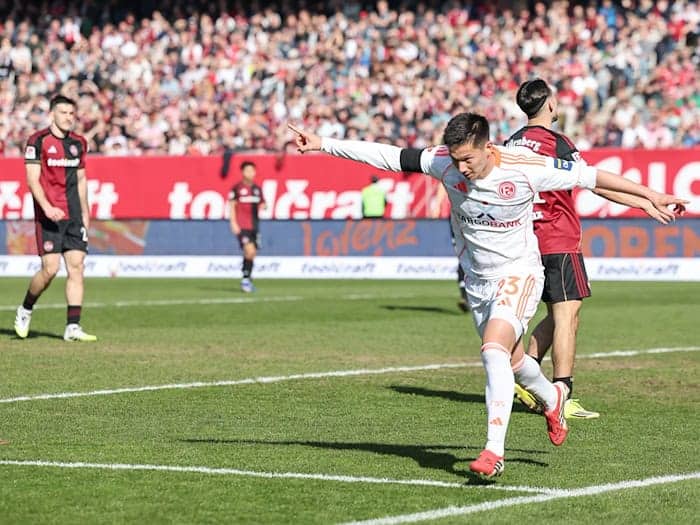 Düsseldorfs Shinta Appelkamp jubelt nach seinem Tor zum 1:0. / Foto: Daniel Löb/dpa
