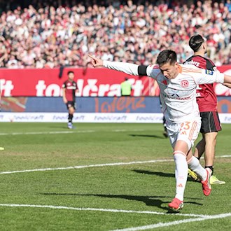 Düsseldorfs Shinta Appelkamp jubelt nach seinem Tor zum 1:0. / Foto: Daniel Löb/dpa