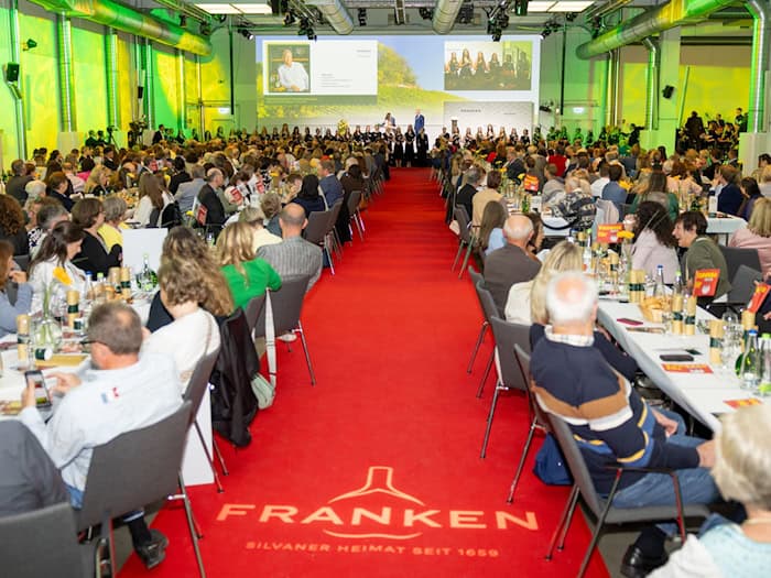 Die Wahl der Fränkischen Weinkönigin wird von der Gebietsweinwerbung Frankenwein-Frankenland GmbH organisiert. (Archivbild) / Foto: Julien Becker/dpa