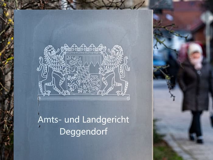 Eine Frau ist vor dem Landgericht Deggendorf wegen Mordes an ihrem Lebensgefährten angeklagt. (Symbolfoto)  / Foto: Armin Weigel/dpa