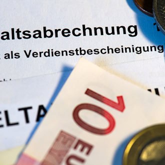 Frauen müssen für das gleiche Geld wie Männer mehr arbeiten. / Foto: Arno Burgi/dpa-Zentralbild/dpa