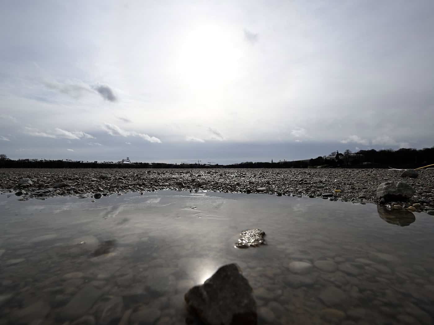 Am Sonntag wird es überwiegend bewölkt sein. Zeitweise kann es leicht regnen. (Symbolbild) / Foto: Felix Hörhager/dpa