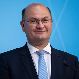 Der Finanzminister ist mit den bisherigen Behördenverlagerungen zufrieden. (Archivbild) / Foto: Sven Hoppe/dpa