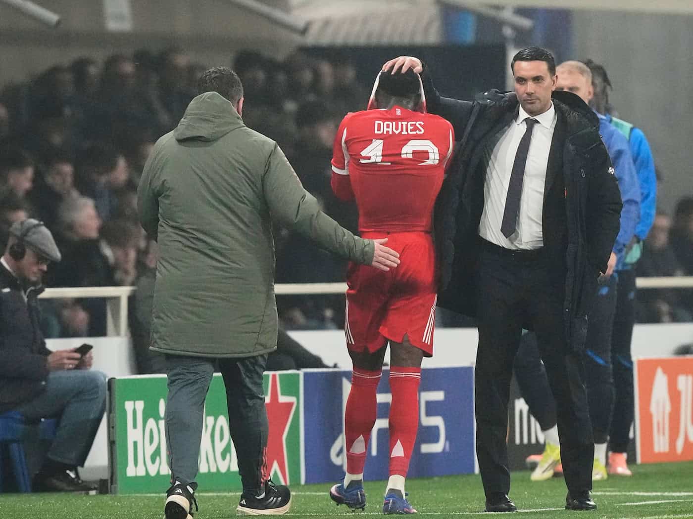 Atalanta-Trainer Raffaele Palladino (r) tröstet beim Hinspiel in Bergamo den verletzt ausgewechselten Bayern-Profi Alphonso Davies. (Archivbild) / Foto: Luca Bruno/AP/dpa