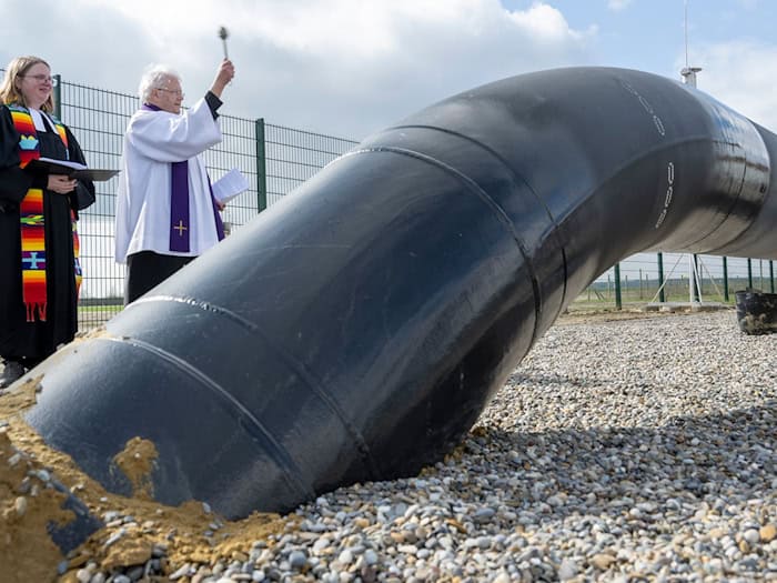 Zur offiziellen Eröffnung bekam die neue Gaspipeline auch kirchlichen Segen. / Foto: Stefan Puchner/dpa