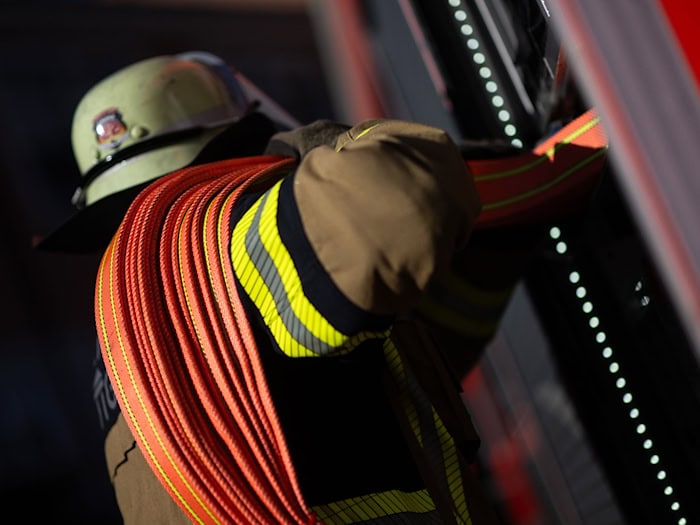 Die Feuerwehr konnte die Flammen rasch löschen. (Symbolbild) / Foto: Marijan Murat/dpa
