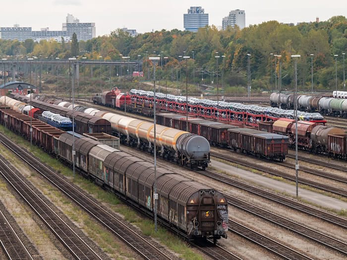 Die Sperrung hatte große Auswirkungen auf den Zugverkehr. (Symbolbild) / Foto: Peter Kneffel/dpa