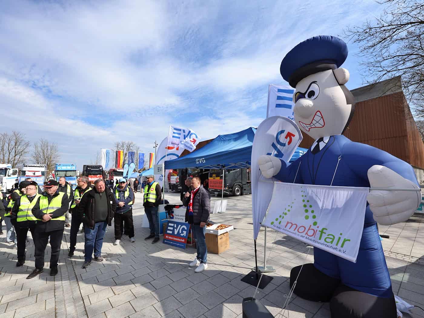Mehrere Dutzend EVG-Mitglieder protestieren für mehr Sicherheit für Bahn-Beschäftigte. / Foto: Karl-Josef Hildenbrand/dpa